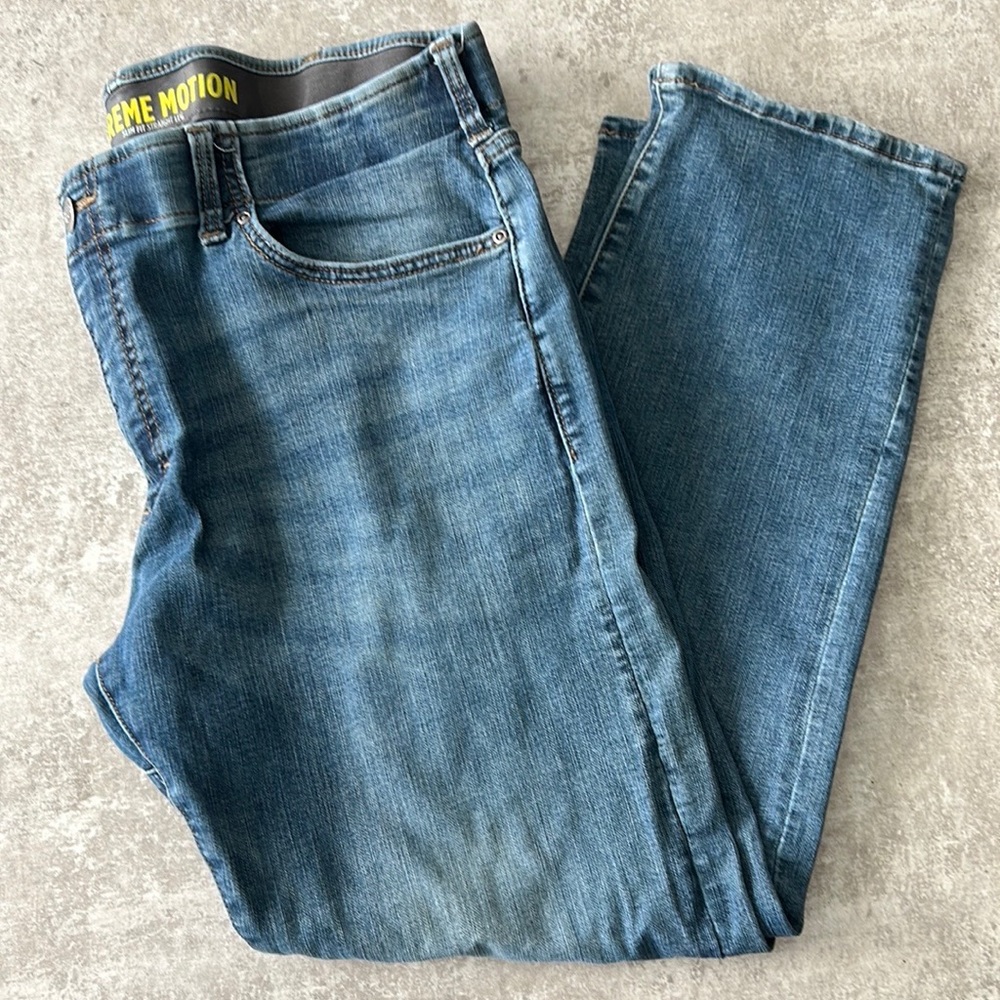 Lee’s Extreme Motion Slim Fit Straight Leg